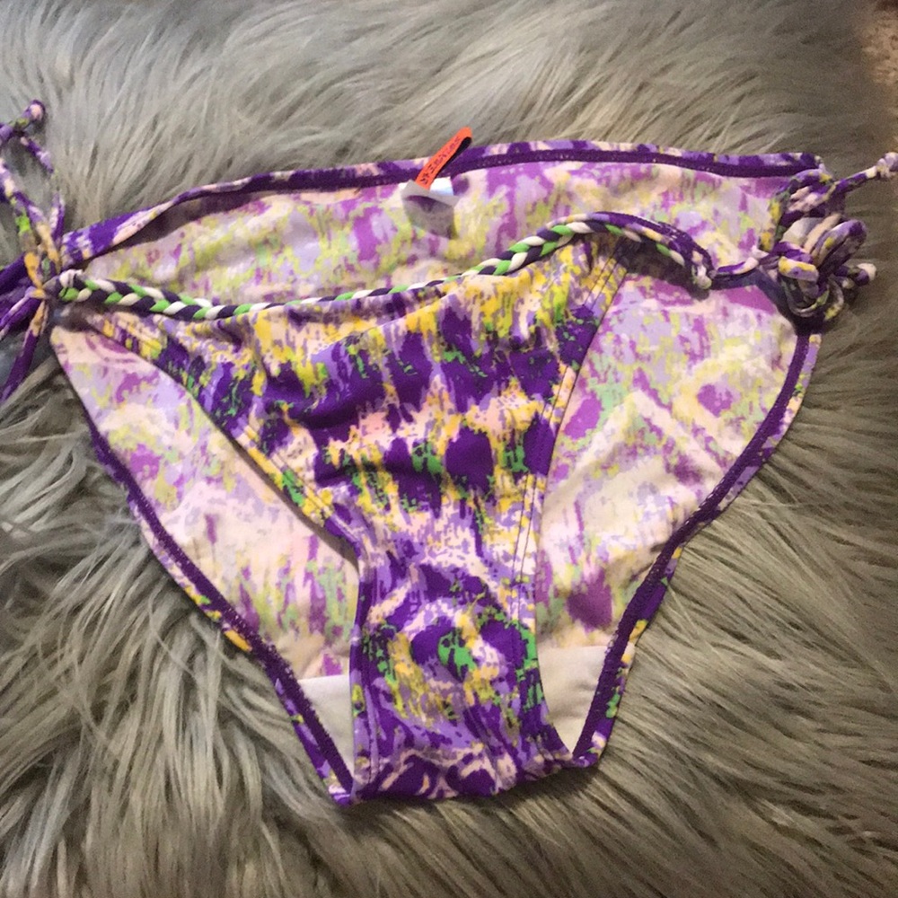 Bikini - Picture 3 of 4